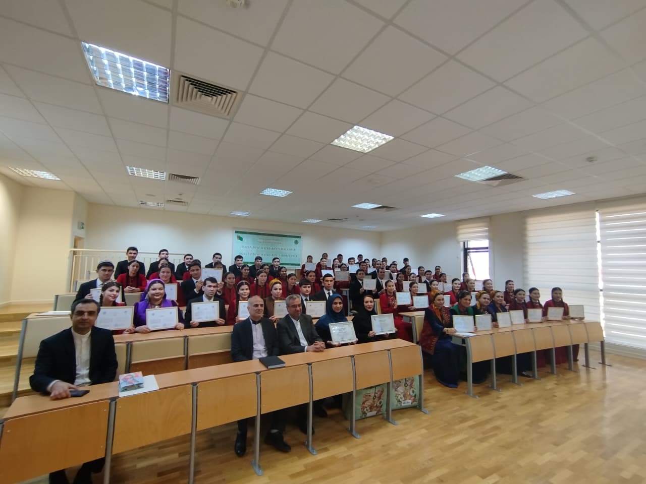 Türkmenistanda Magtymguly adyndaky Türkmen Döwlet Uniwersitetinde Eýranly mugallymlaryň gatnaşmagynda Türkmenistanyň bäş uniwersitetiniň pars dili mugallymlary we talyplary üçin guralan hünär kämilleşdiriş okuw sapaklarynyň ýapylyş dabarasy geçirildi